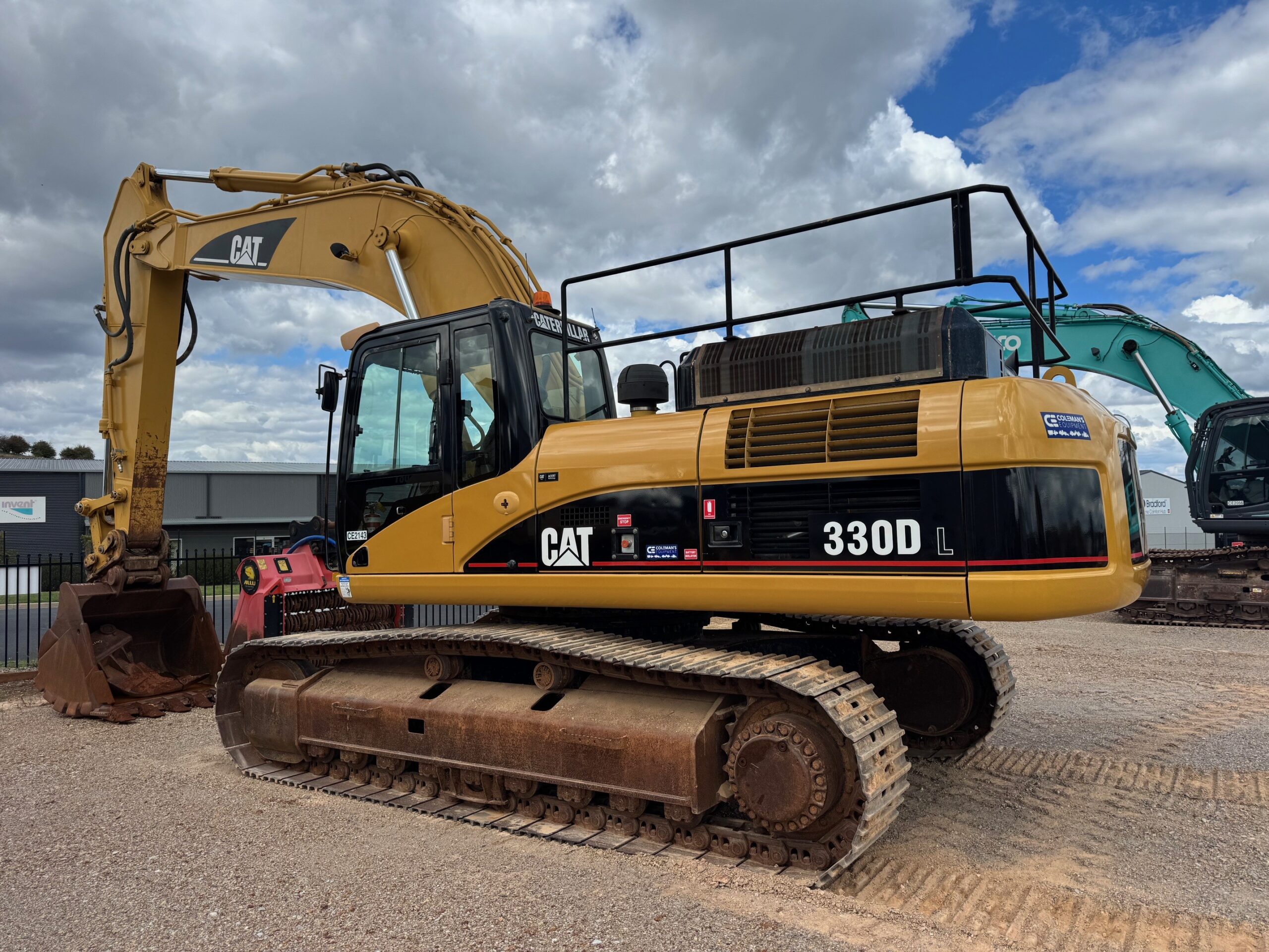 Caterpillar 330DL Excavator image 2