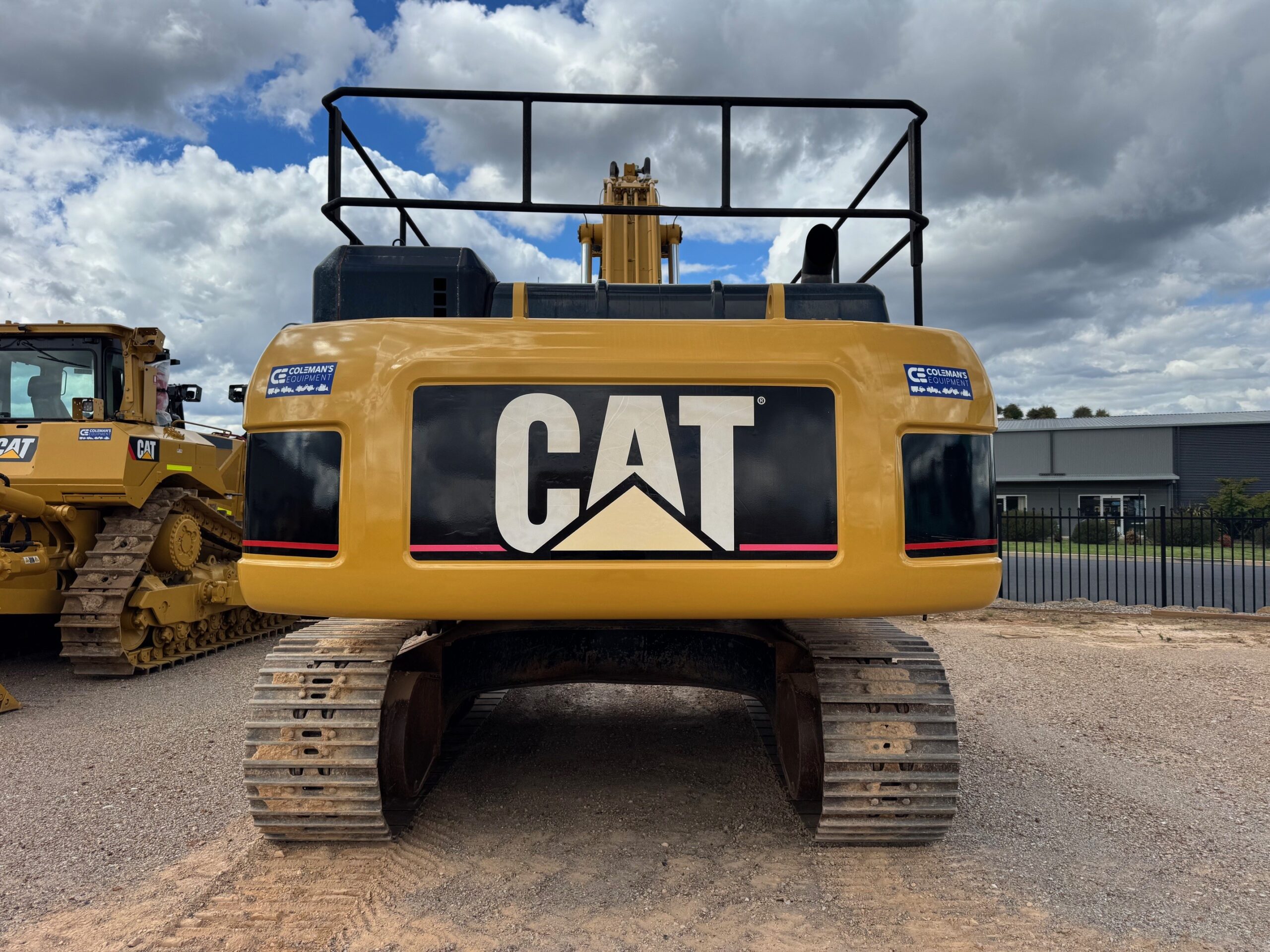 Caterpillar 330DL Excavator image 4
