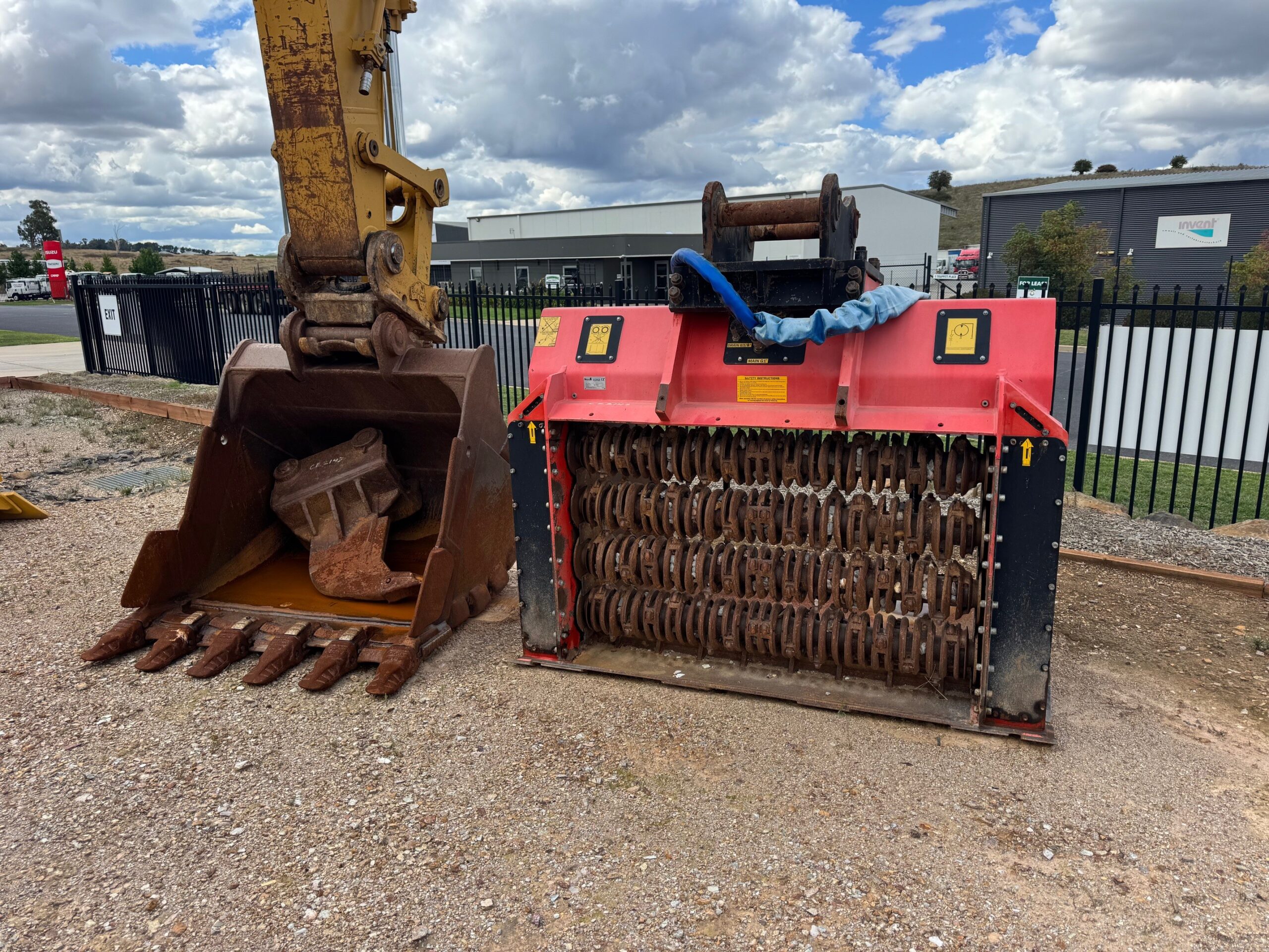 Caterpillar 330DL Excavator image 6