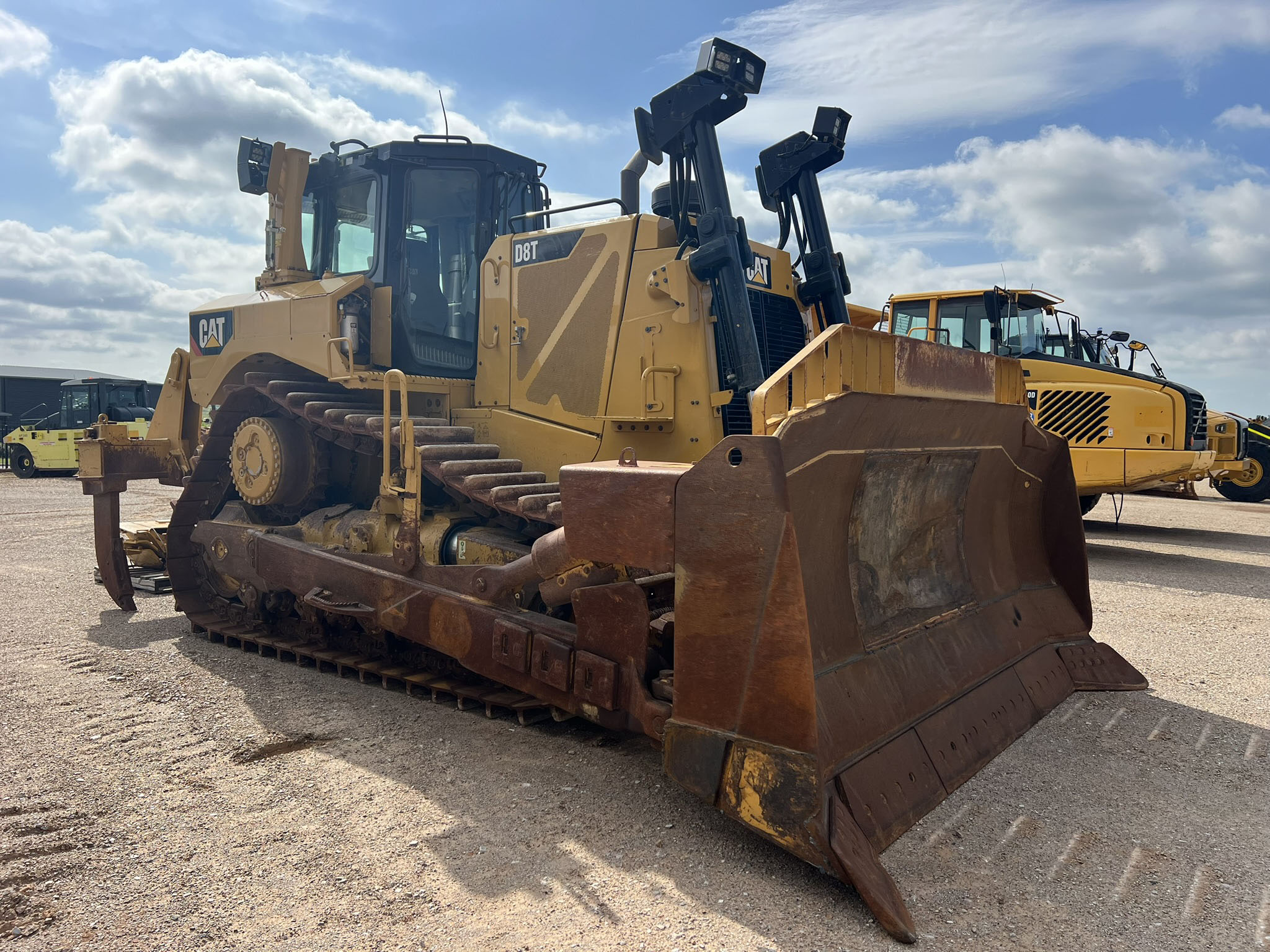 Caterpillar D8T Dozer image 3