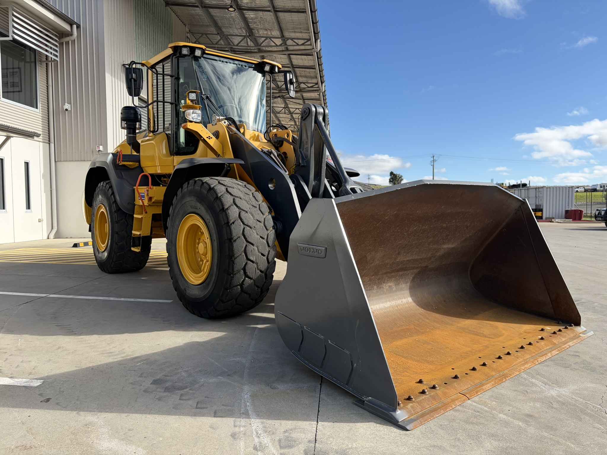 Volvo L120H Wheel Loader image 3
