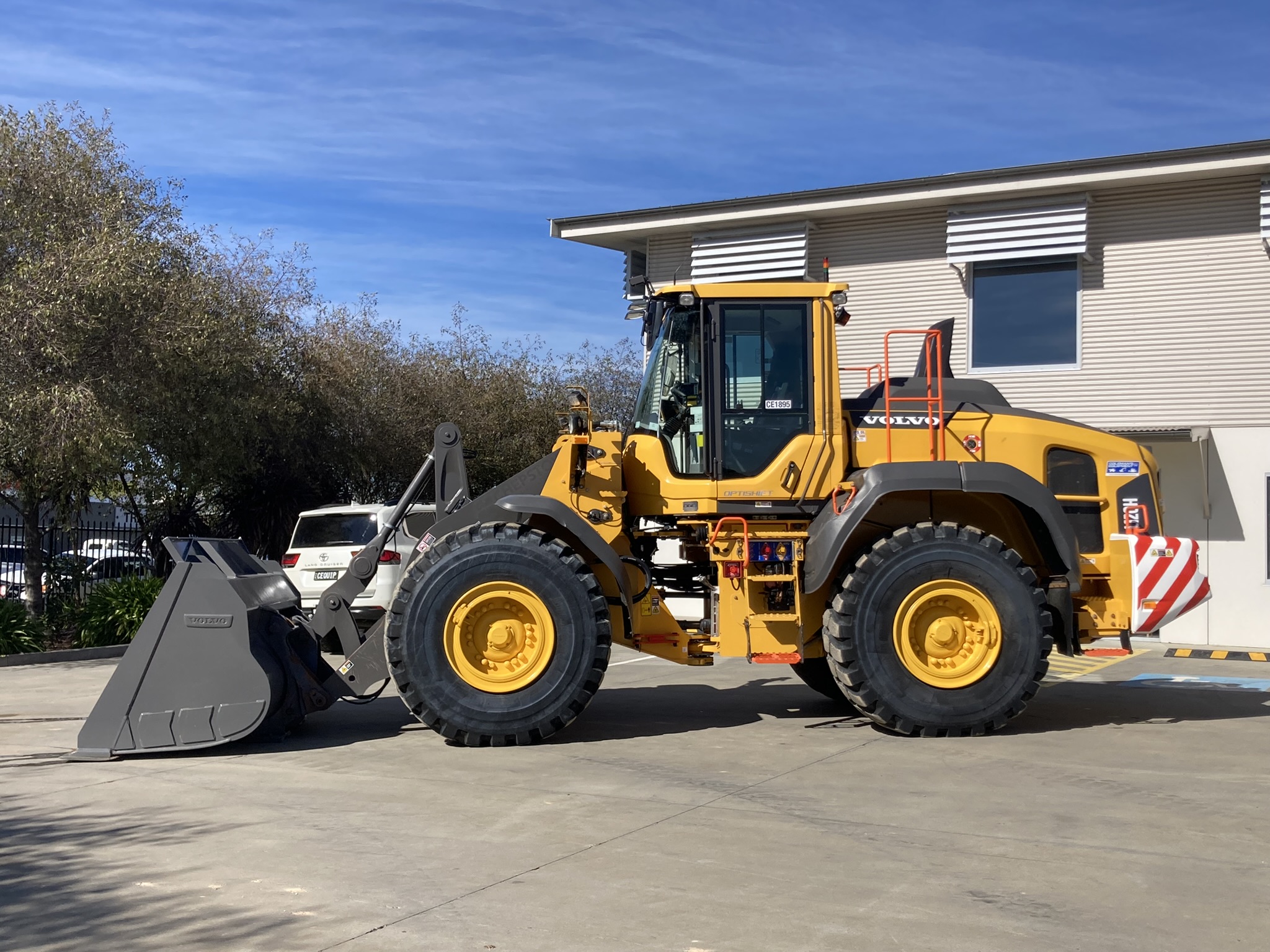 Volvo L120H Wheel Loader image 2