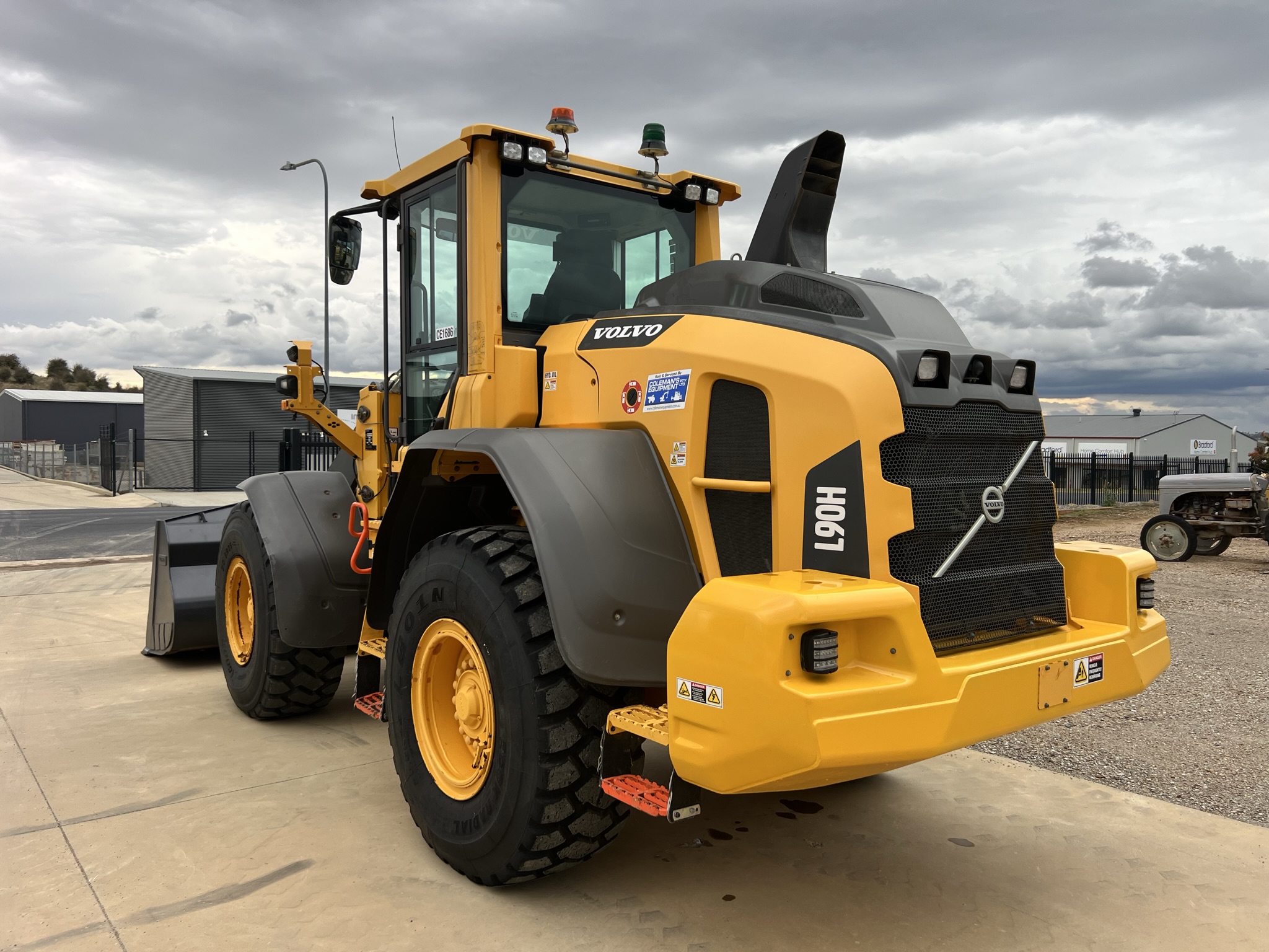 Volvo L90H Wheel Loader image 2