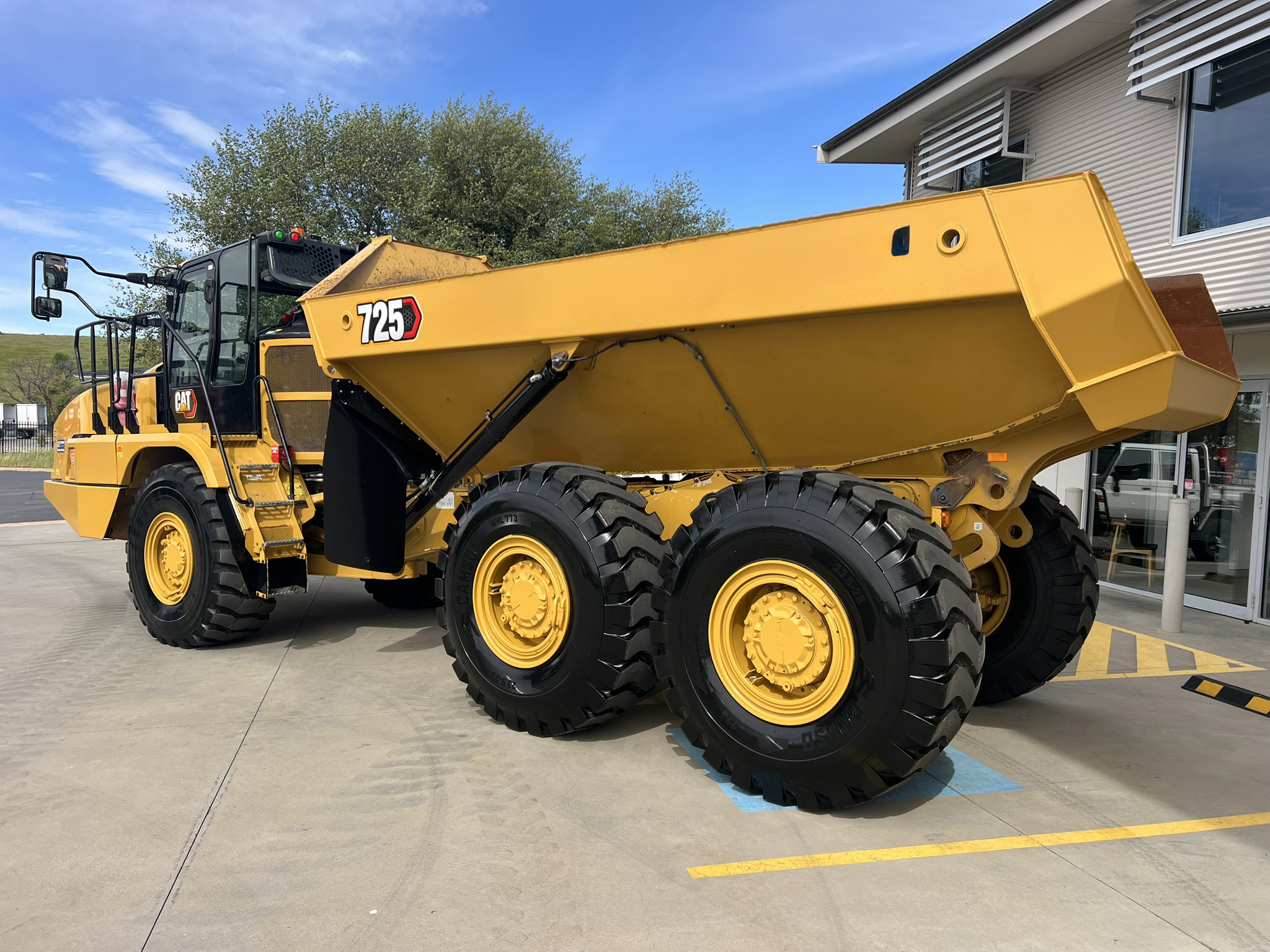 Caterpillar 725 Dump Trucks image 3