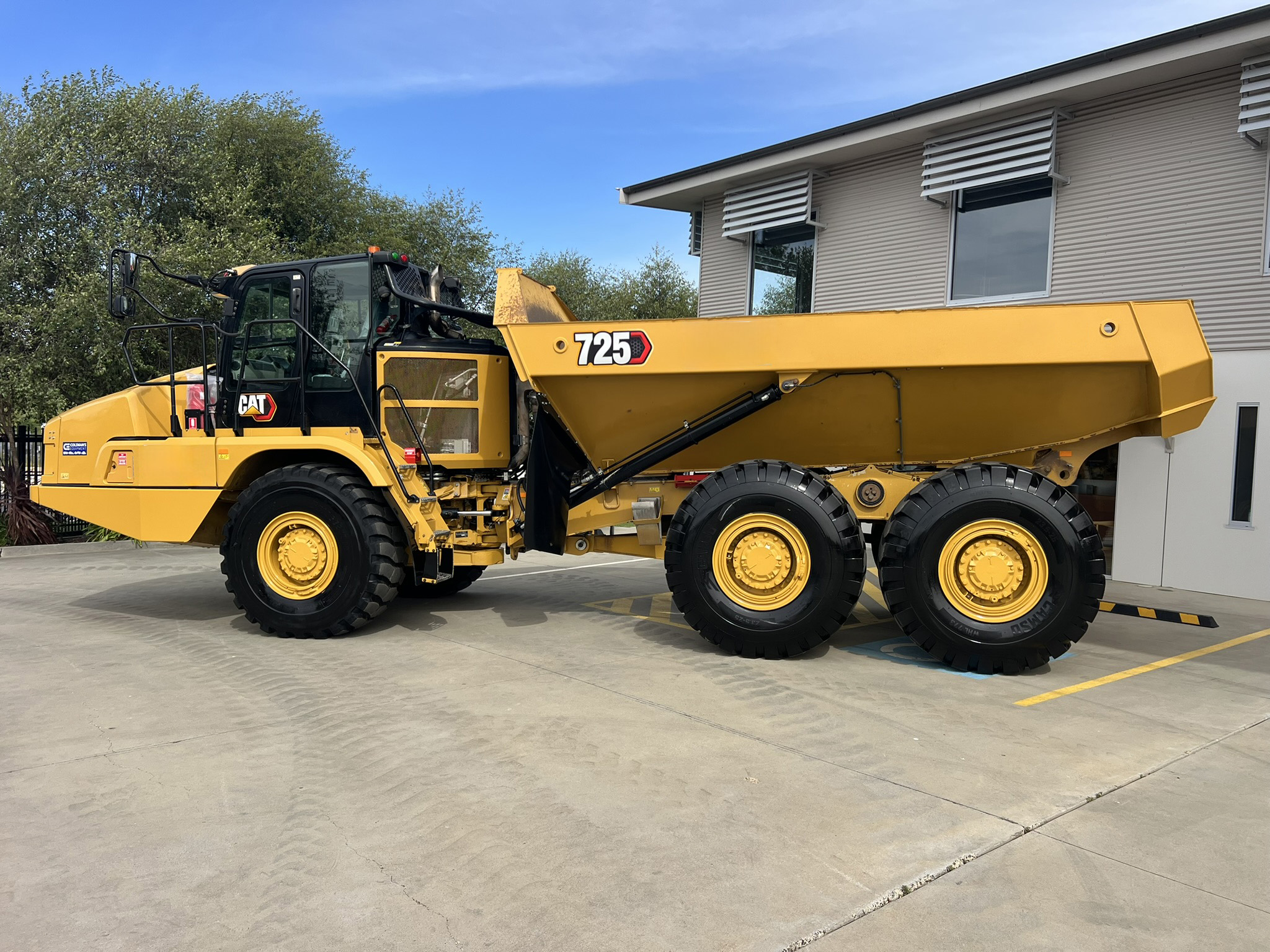 Caterpillar 725 Dump Trucks image 2