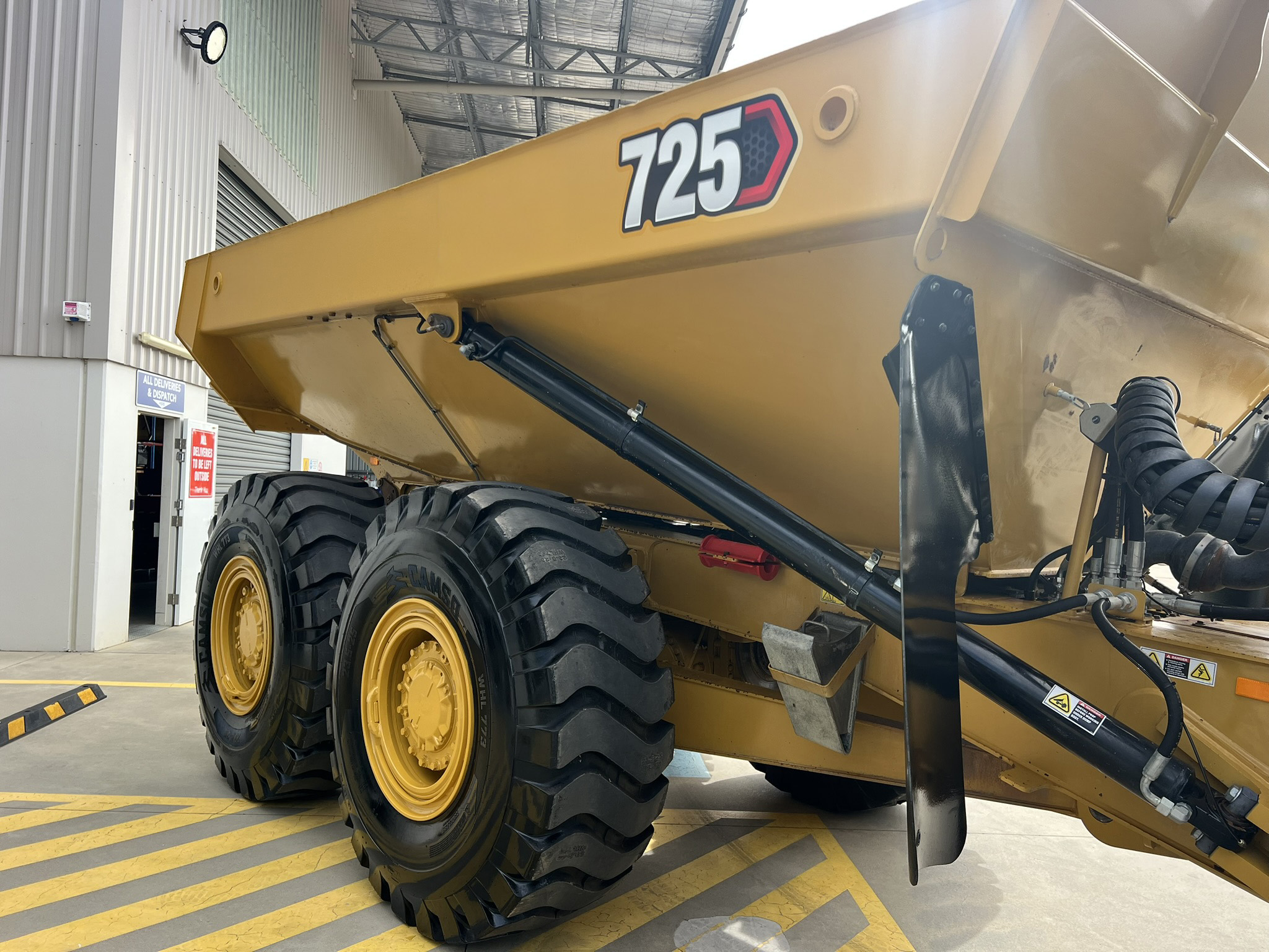 Caterpillar 725 Dump Trucks image 7