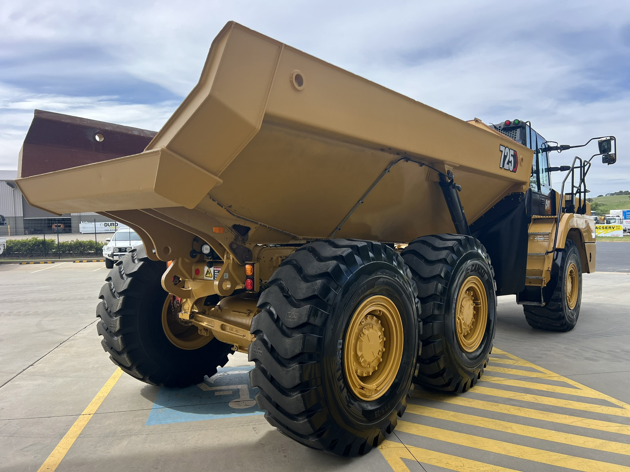 Caterpillar 725 Dump Trucks image 5