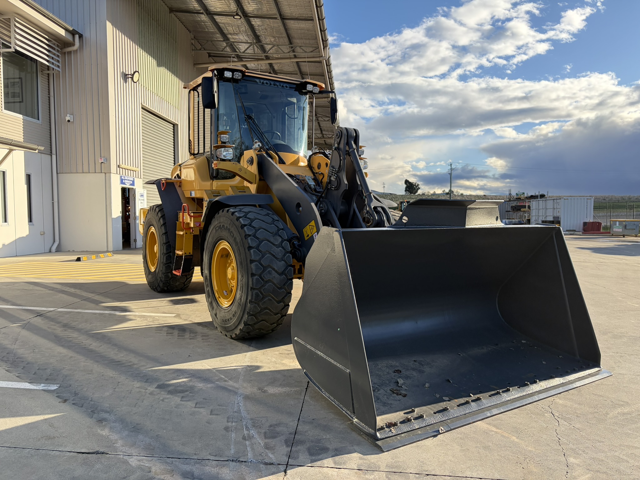 Volvo L90F Wheel Loader image 3