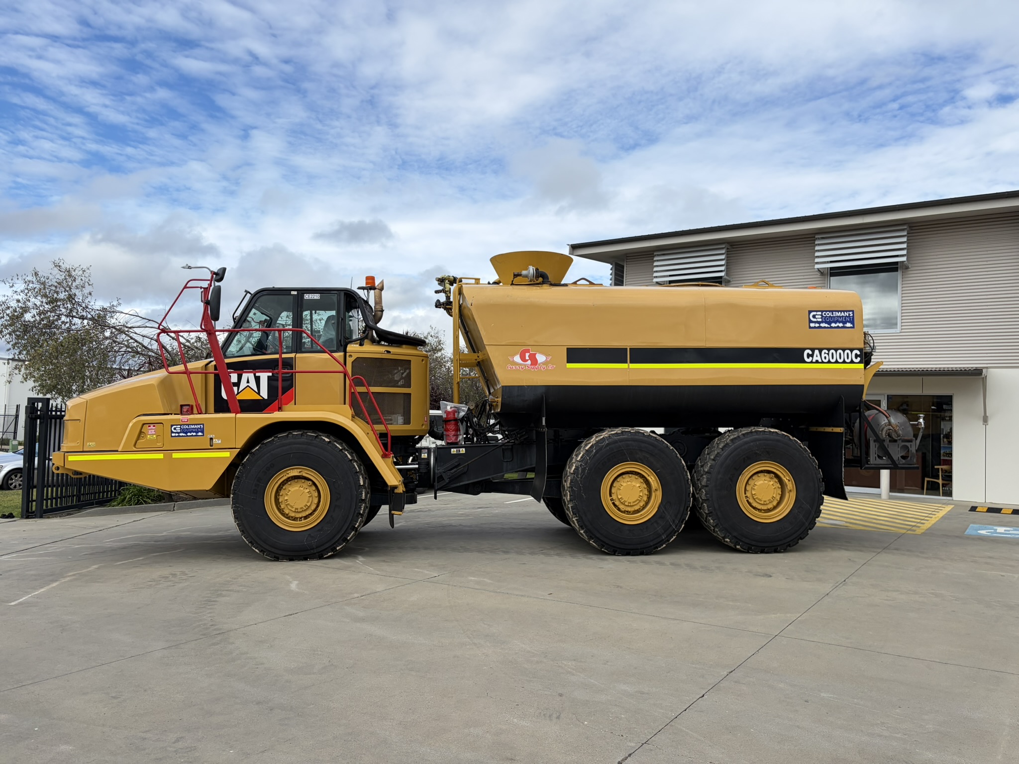 Caterpillar 730C2 Water Truck image 8