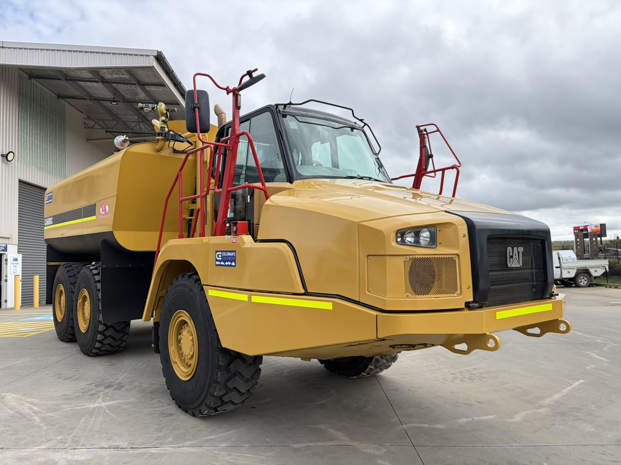 Caterpillar 730C2 Water Truck image 3