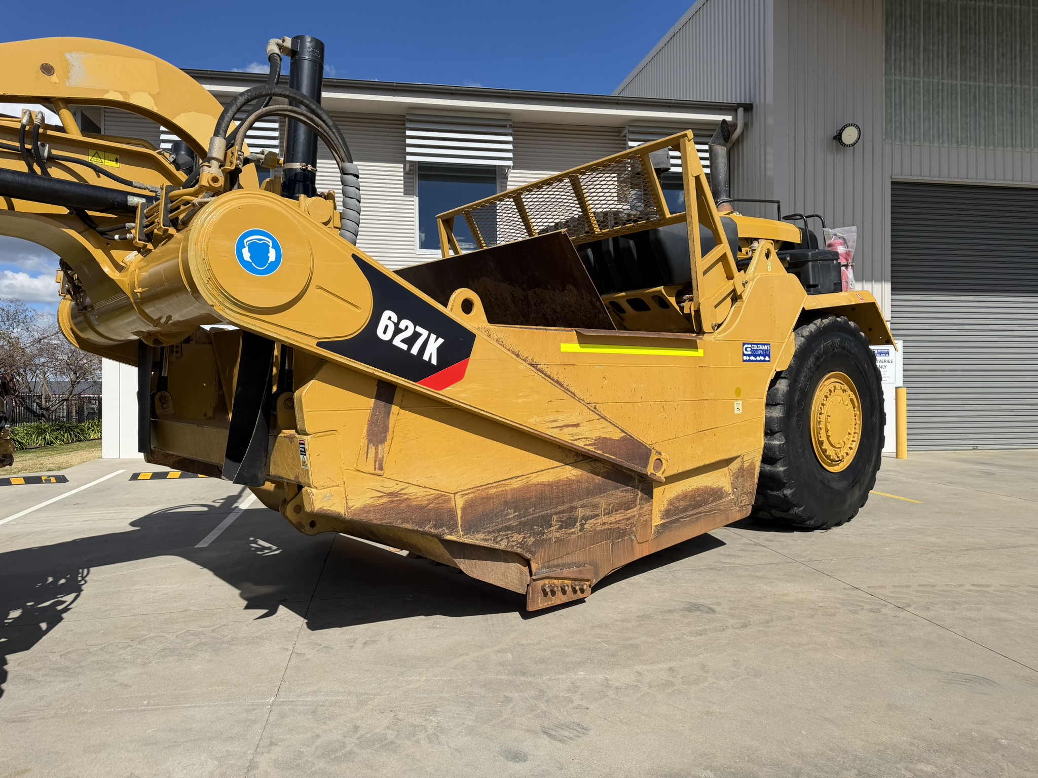 Caterpillar 627K Scrapers image 9