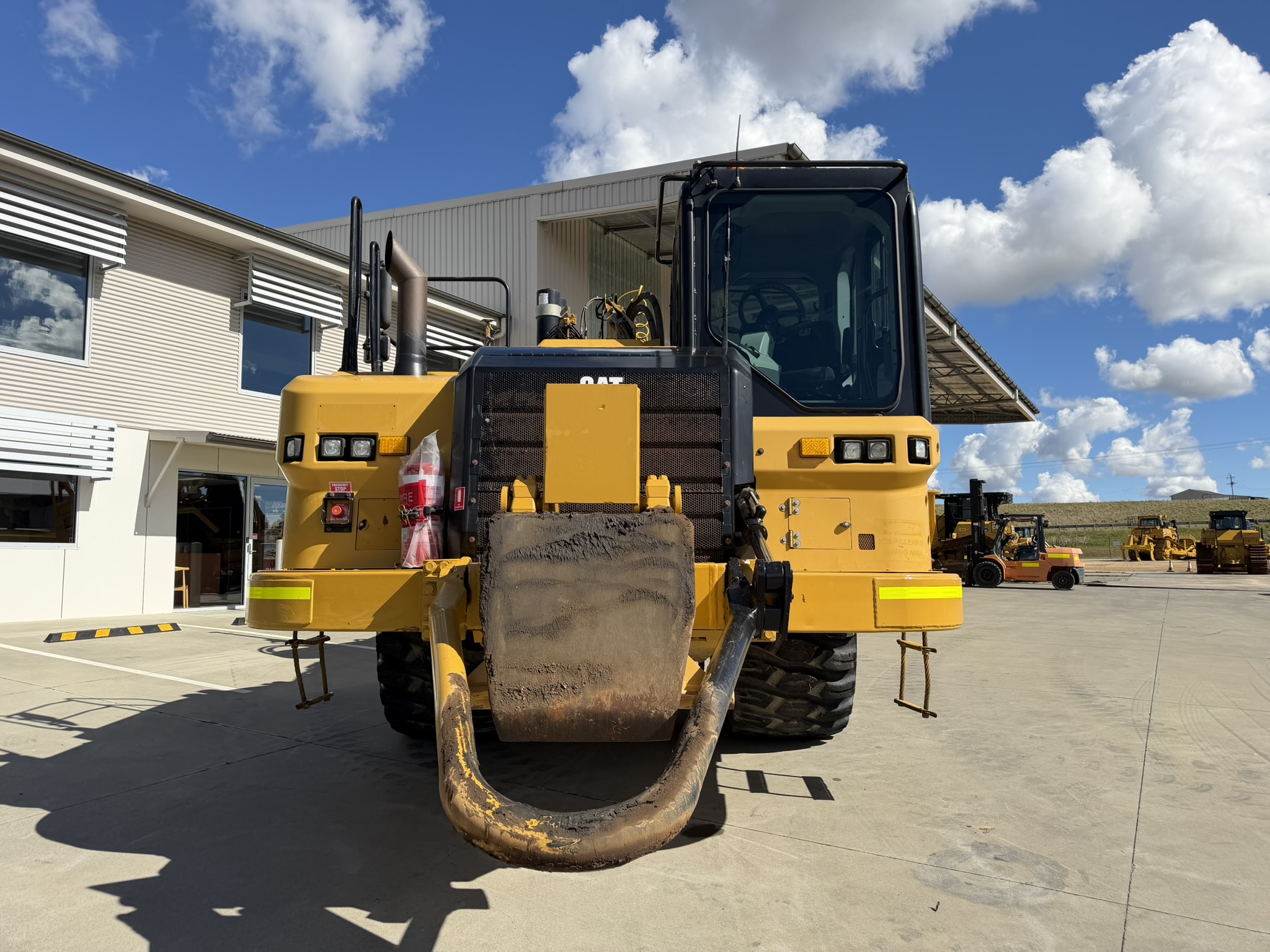 Caterpillar 627K Scrapers image 3