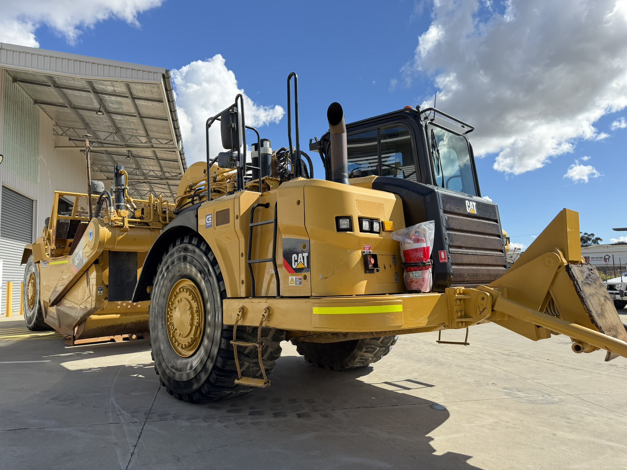 Caterpillar 627K Scrapers image 4