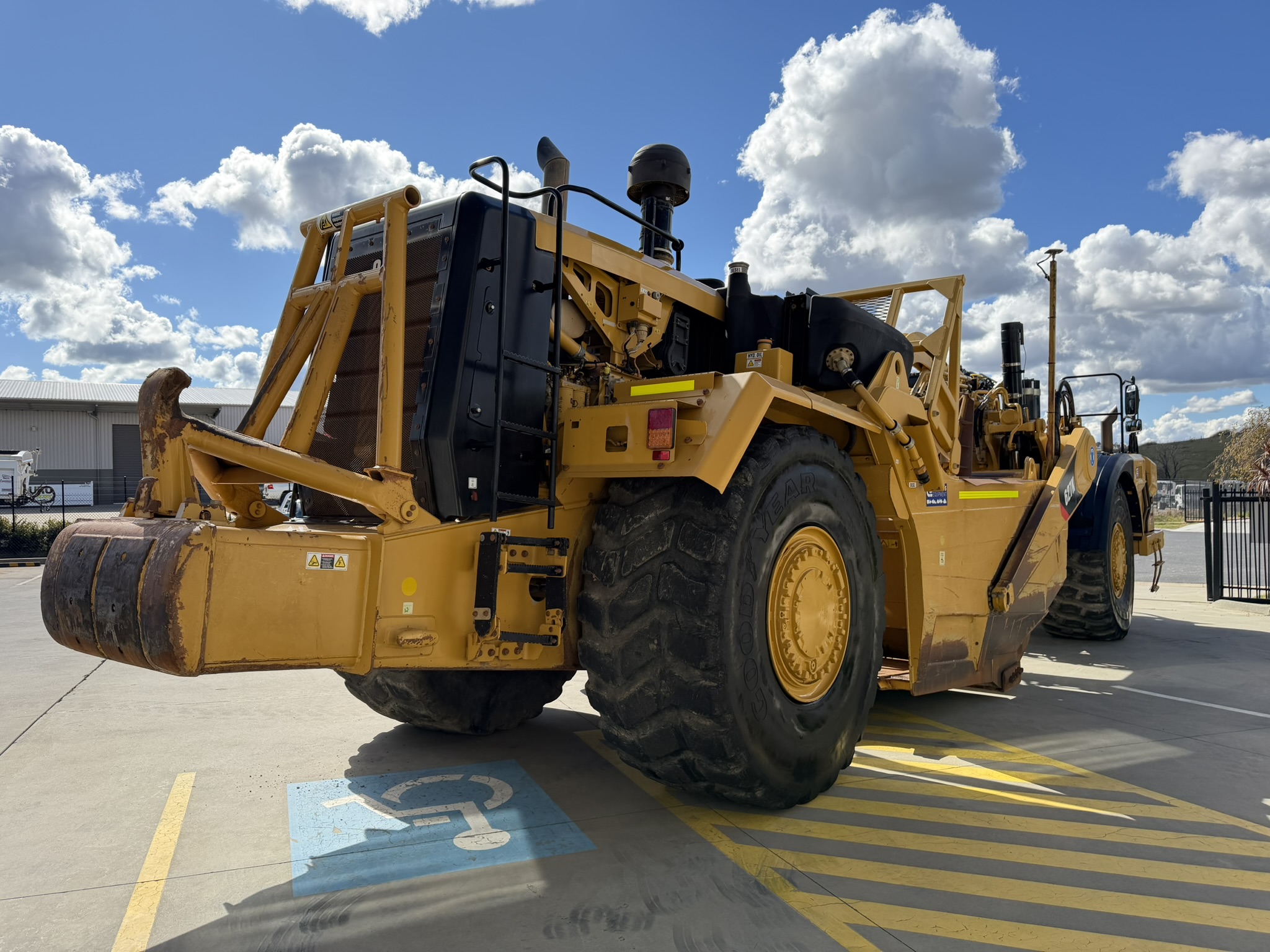 Caterpillar 627K Scrapers image 6