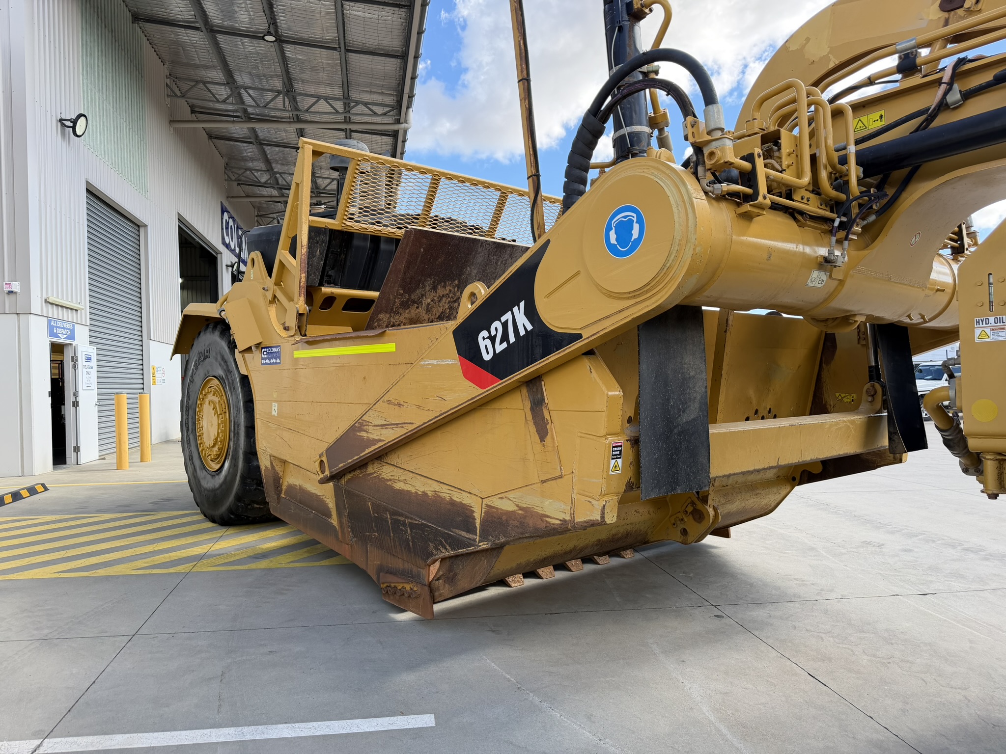 Caterpillar 627K Scrapers image 10