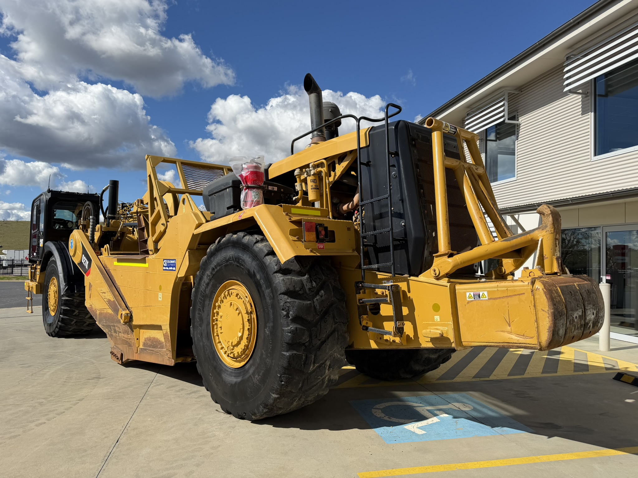 Caterpillar 627K Scrapers image 8