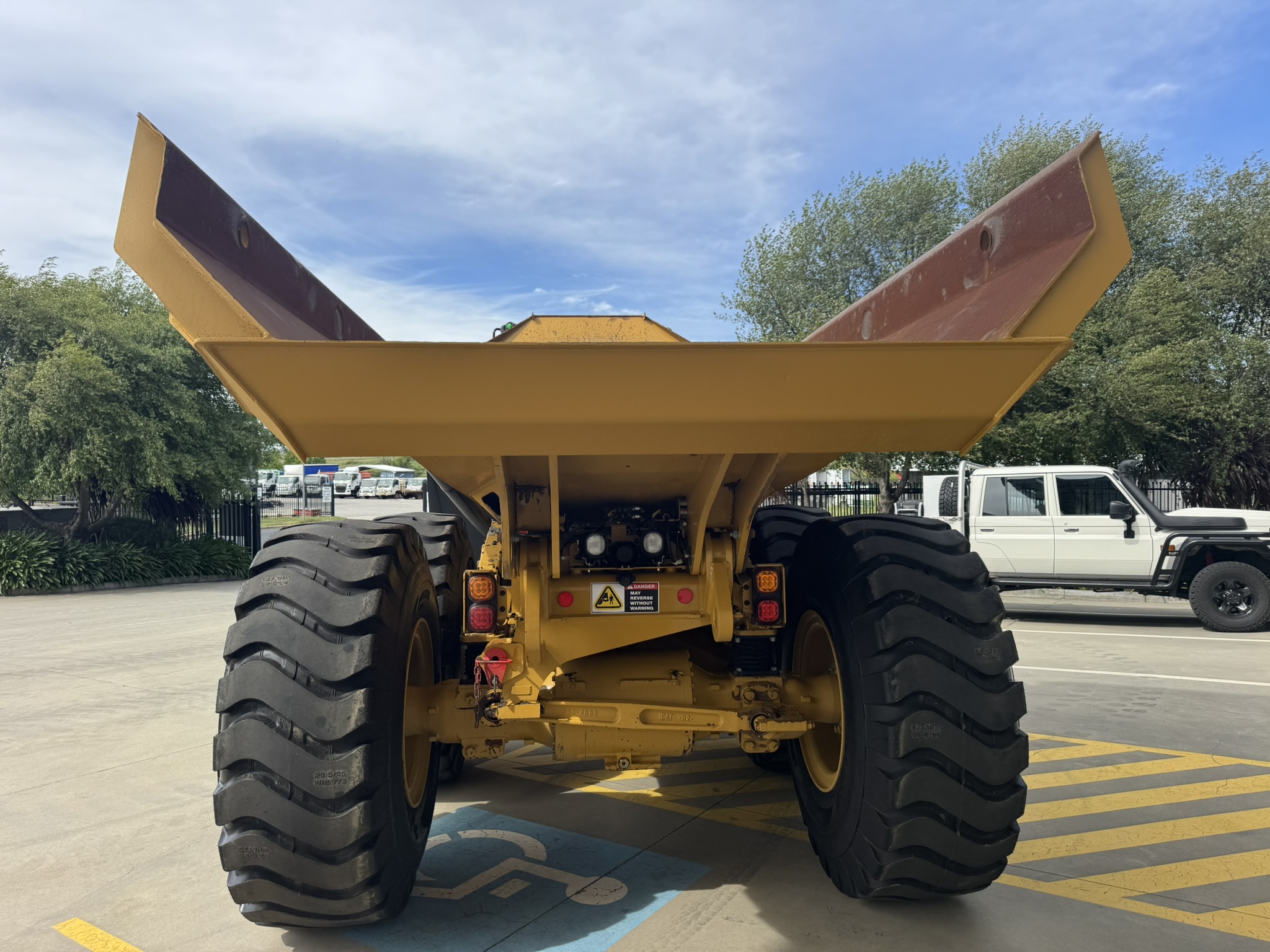Caterpillar 725 Dump Trucks image 4
