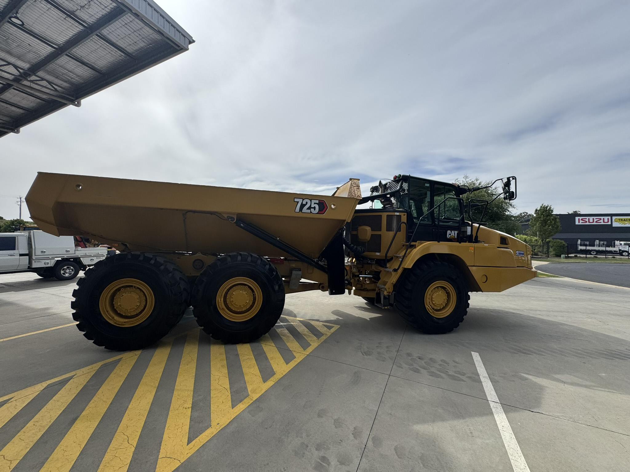 Caterpillar 725 Dump Trucks image 6