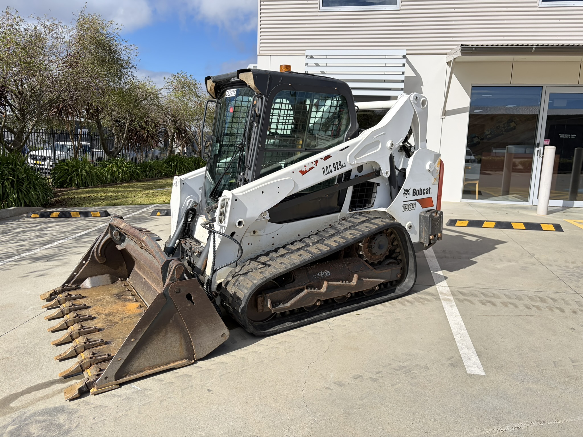 Bobcat T595 Skid Steer image 2