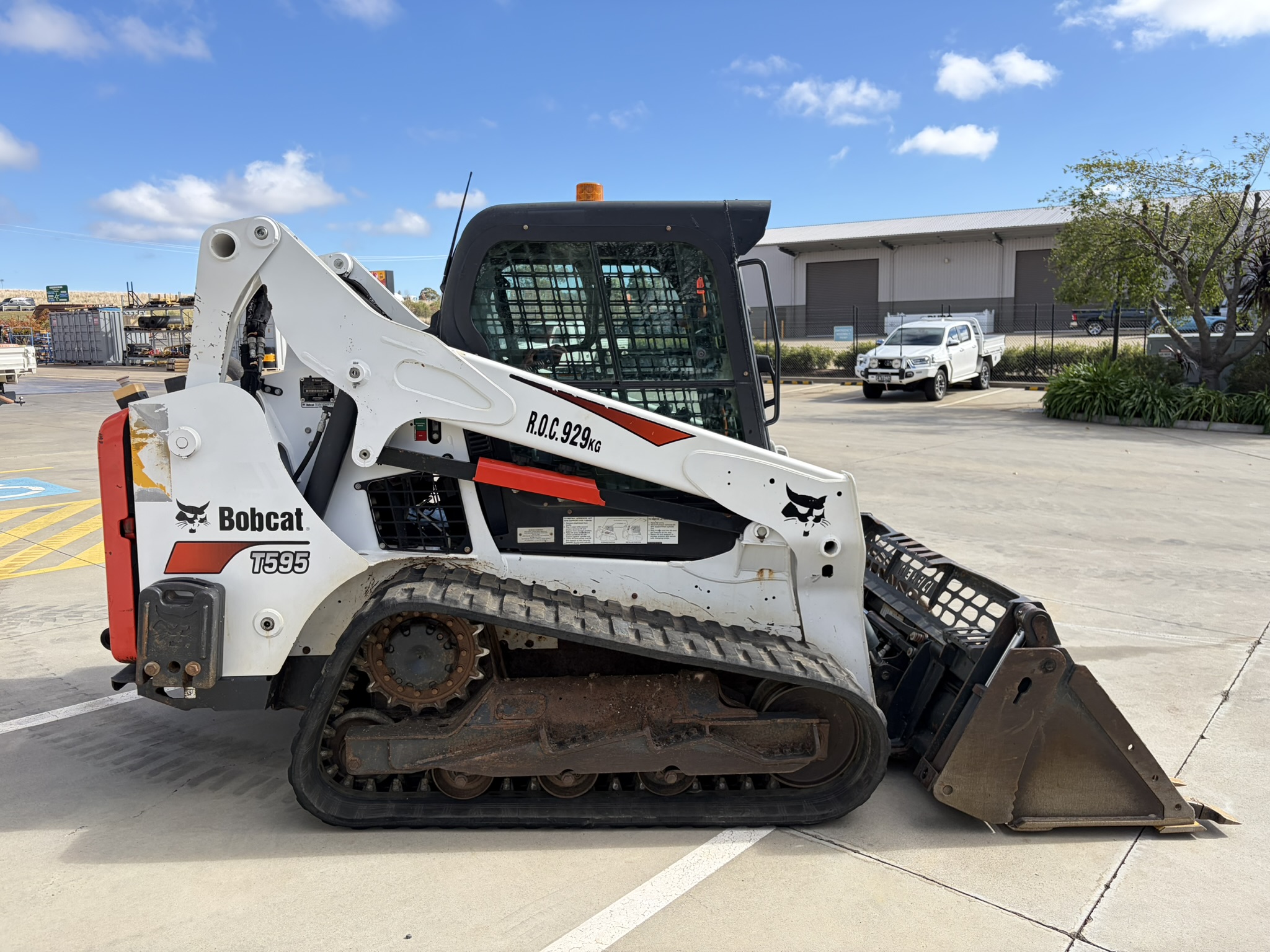 Bobcat T595 Skid Steer image 7