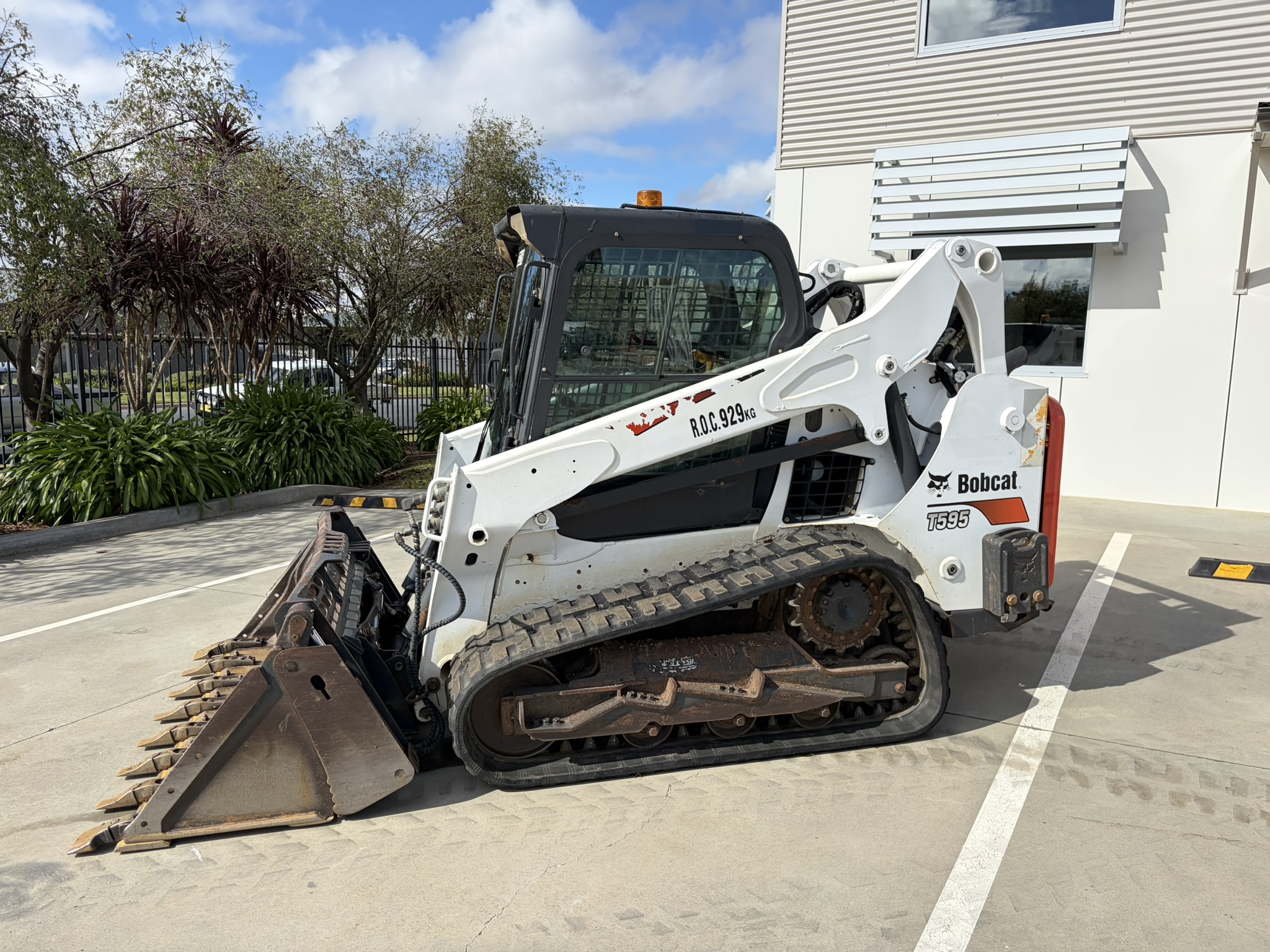 Bobcat T595 Skid Steer image 11