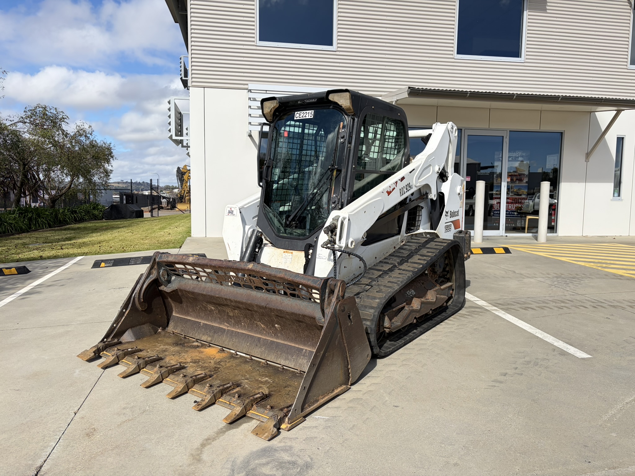 Bobcat T595 Skid Steer image 10